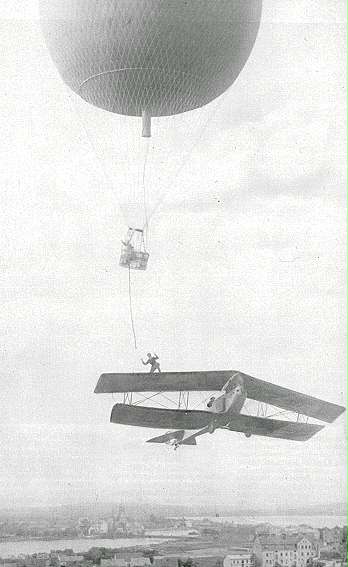 Der Stunt vom Flugzeug in den Heissluftballon